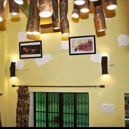 Monalisa Hostel Varanasi Eksteriør billede