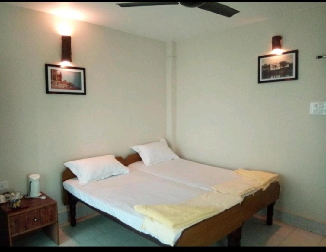 Monalisa Hostel Varanasi Eksteriør billede