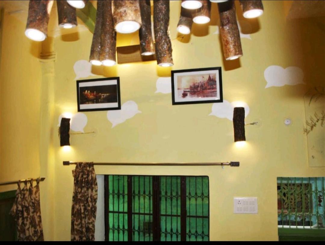 Monalisa Hostel Varanasi Eksteriør billede