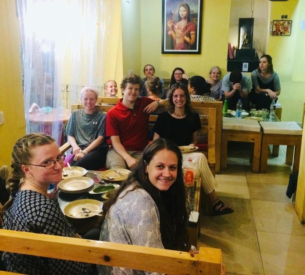 Monalisa Hostel Varanasi Eksteriør billede