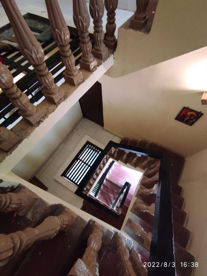 Monalisa Hostel Varanasi Eksteriør billede